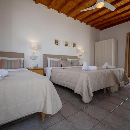 Twins By Mina * Ornos (Mykonos)